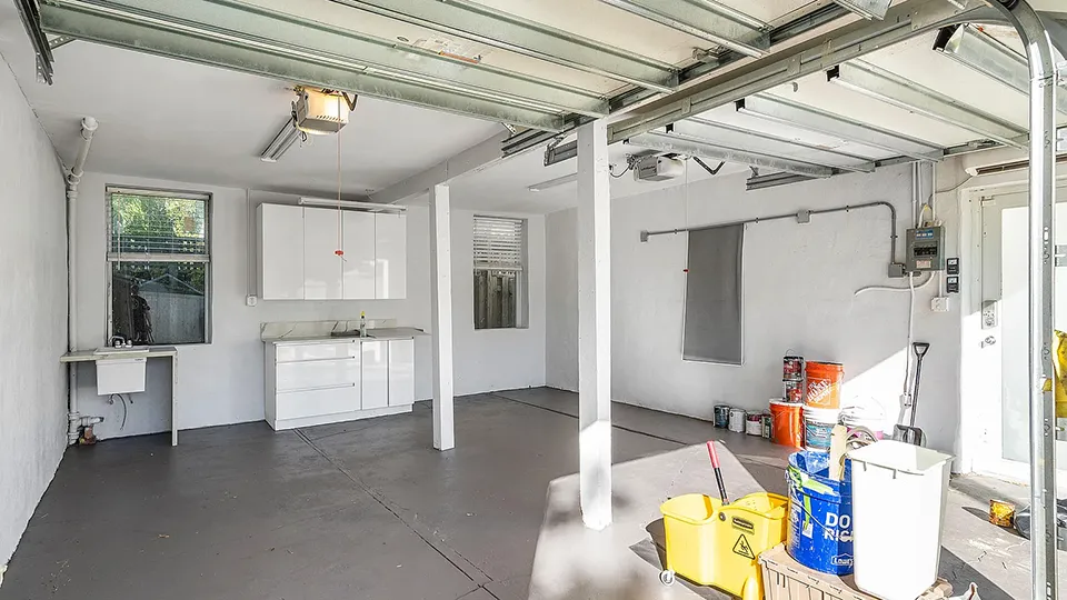 401 N Lakeside Dr