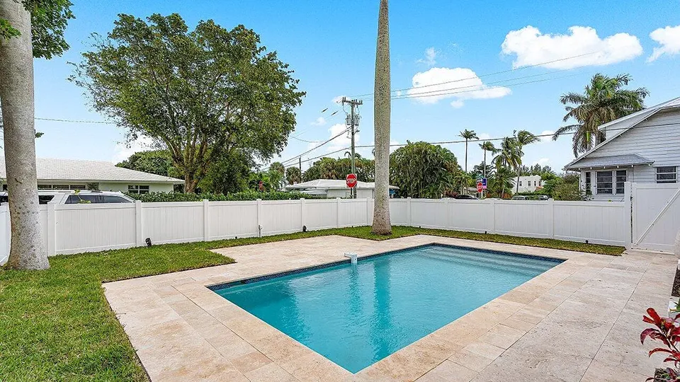401 N Lakeside Dr