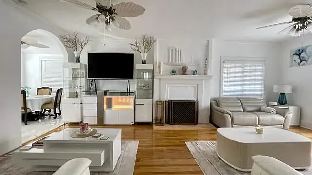 402 Seabreeze Ave